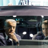 La marque au losange revendique un ajustement purement comptable, sans lien avec le départ récemment annoncé de son directeur général Luca de Meo, ici passager d'Emmanuel Macron. (archive) KEYSTONE/EPA AFP POOL/LUDOVIC MARIN / POOL